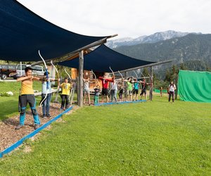 Zahlreiche Jugendliche trainieren am überdachten Übungsareal vom 3D-Bogenparcours. | © Hinterramskogler
