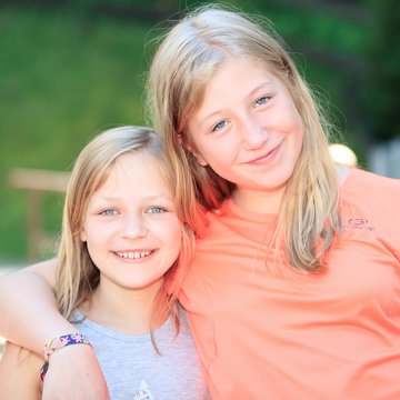 Zwei Mädchen freuen sich auf die Abenteuer am Wurbauerkogel.
