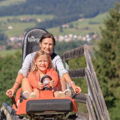 Auf dem Alpine Coaster am Wurbauerkogel sind Spaß und Action für Groß und Klein garantiert. | © Hinterramskogler