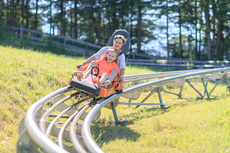 A mother and daughter enjoying the speedy ride with the Alpine Coaster on Wurbauerkogel.  | © Hinterramskogler