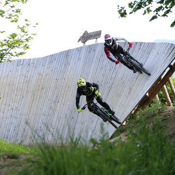 Two bikers dashing across a wooden banked curve  | © Dagmar Gressenbauer