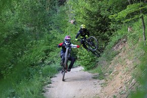 Two bikers practicing their tricks on the trail.  | © Dagmar Gressenbauer
