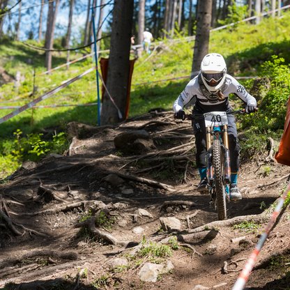 Biker on the downhill trail during an event.  | © Marc Schwarz Photography