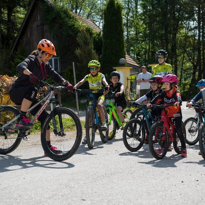 Ein Bike-Gruppe mit vielen Kindern | © Marc Schwarz Photography