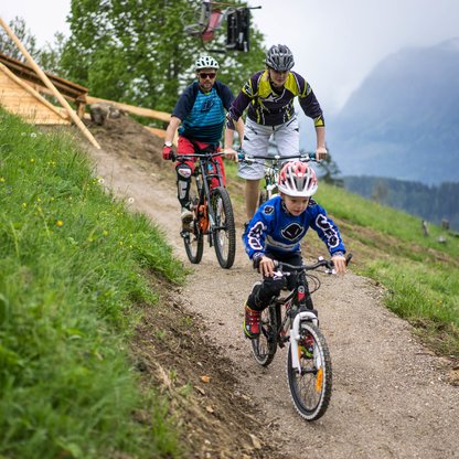 A family with a child on the single track on Wurbauerkogel | © Michael Steiner