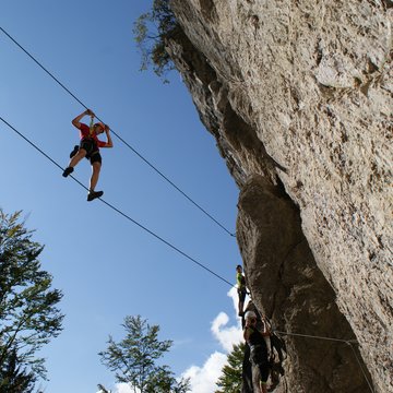 Climber at the Bannholzmauer Mountain Climbing Park mastering the rope bridge  | © Alpenverein