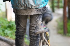 Child with bike covered in mud  | © Marc Schwarz