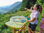 On a tour of exploration: by the "wheel of time" on "Natur-Spuren" (nature's traces) adventure trail on Wurbauerkogel.  | © Nationalpark Kalkalpen Archiv