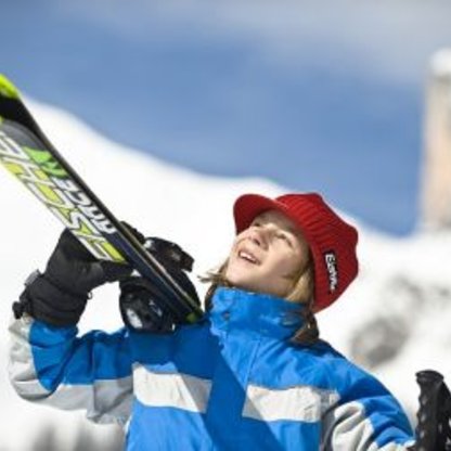 Mit den Skiern auf den Schultern bereit für einen schönen Skitag auf der Wurzeralm. 