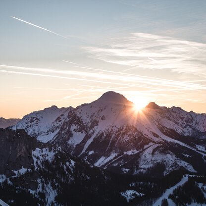 Sonnenaufgang in Winterlandschaft im Skigebiet Wurzeralm 