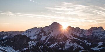 Sonnenaufgang in Winterlandschaft im Skigebiet Wurzeralm 