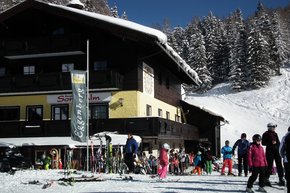 Die familienfreundliche Hütte befindet sich mitten im Skigebiet auf 1.400 Metern.  | © Sonnalm