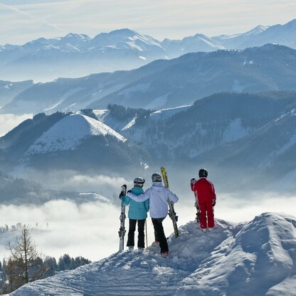 Die weitreichende Aussicht beim Skifahren auf der Wurzeralm auf die gesamte Berglandschaft.