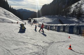 Mit spielerischen Hilfsmitteln erlernen die Kids das Skifahren auf der Wurzeralm.